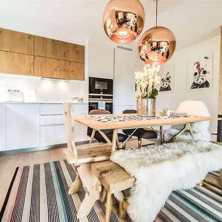 Modern City Chic Styling Whilst Incorporating Alpine Features شقة فيربير